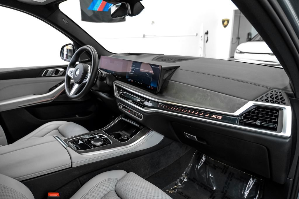 Used 2025 BMW X5 xDrive40i w/ M Sport Package AWD/4WD image 13