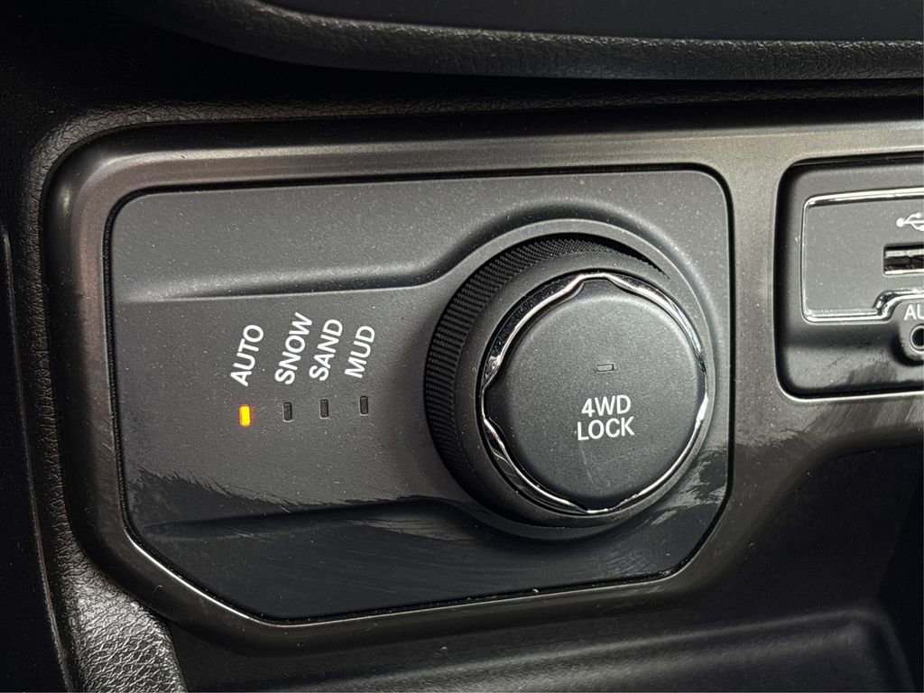 Used 2023 Jeep Renegade Latitude w/ Sun/Sound Group AWD/4WD image 35