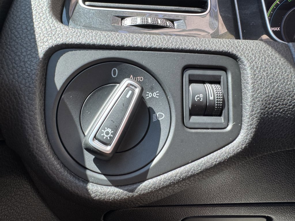 Used 2019 Volkswagen e-Golf SEL Premium image 29