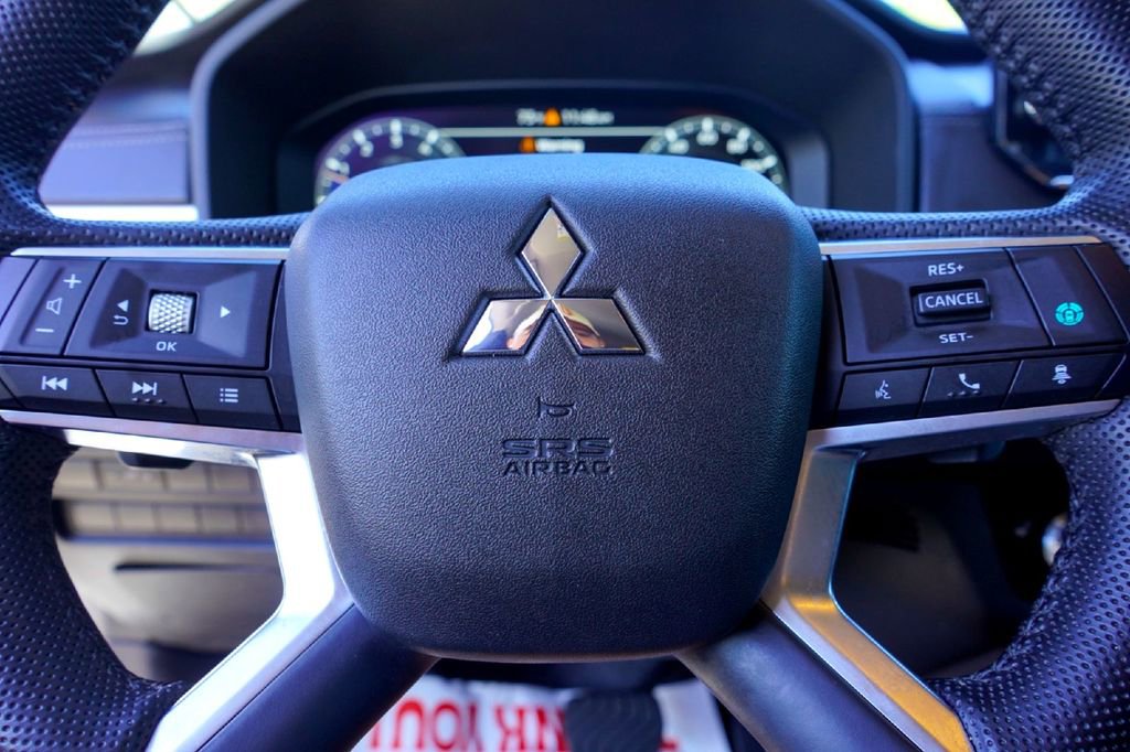 Used 2023 Mitsubishi Outlander SEL FWD image 12