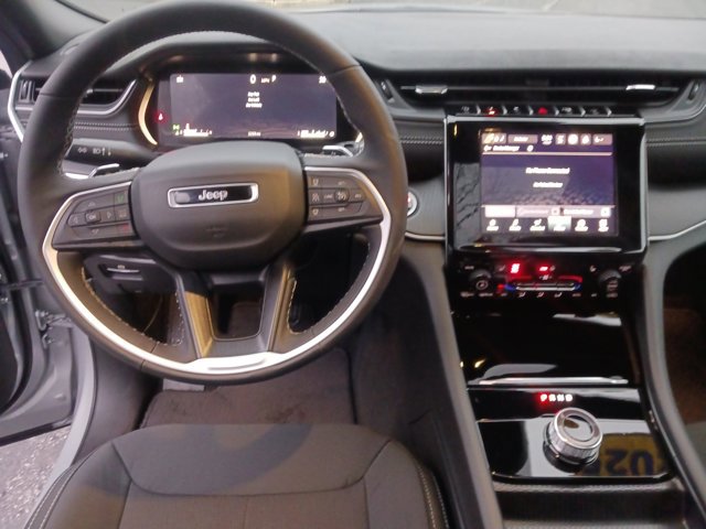 Used 2025 Jeep Grand Cherokee Laredo X w/ Luxury Tech Group I image 14