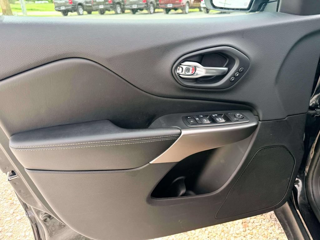 Used 2019 Jeep Cherokee Limited AWD/4WD image 13