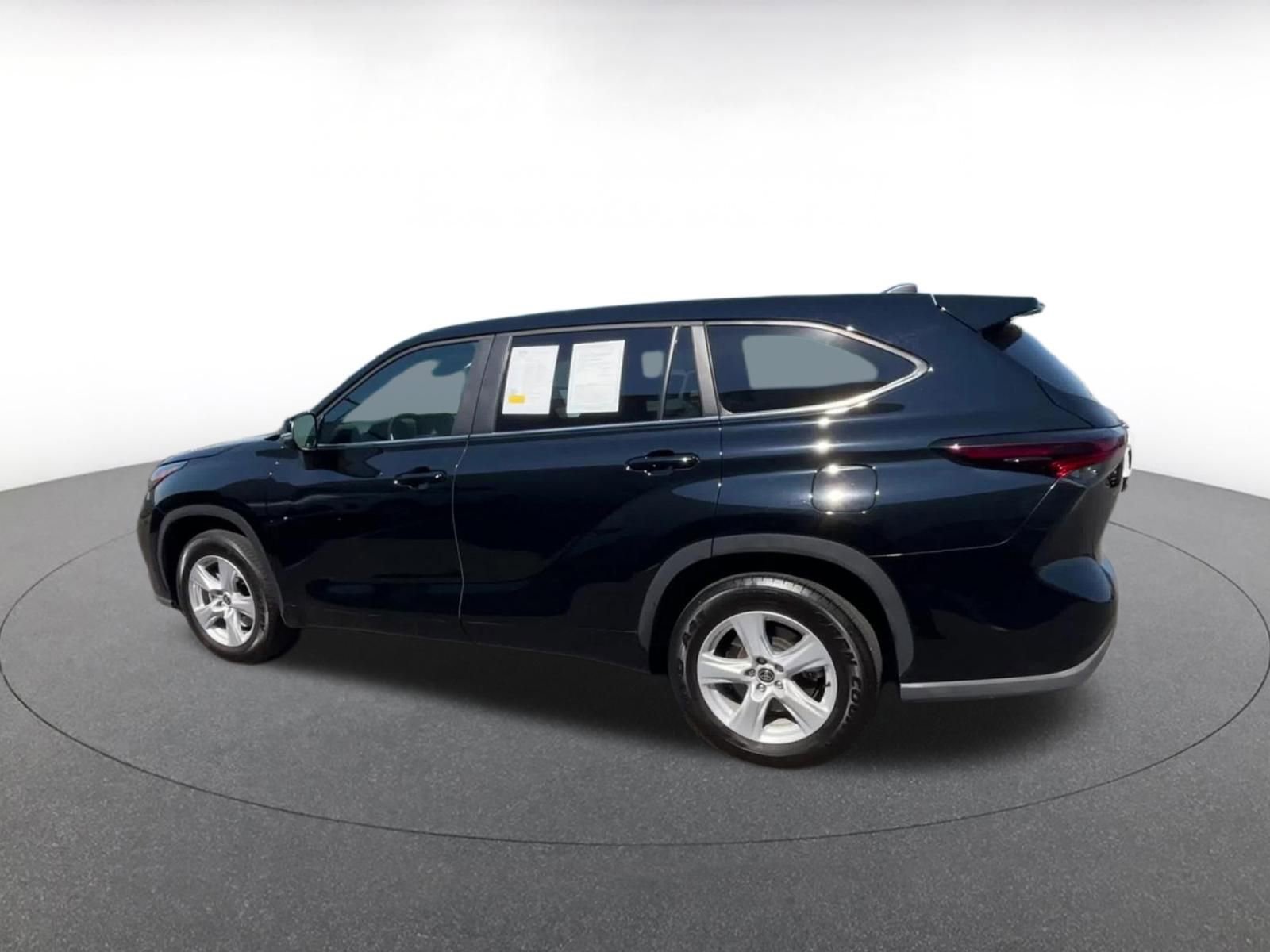 Used 2025 Toyota Highlander LE FWD image 10