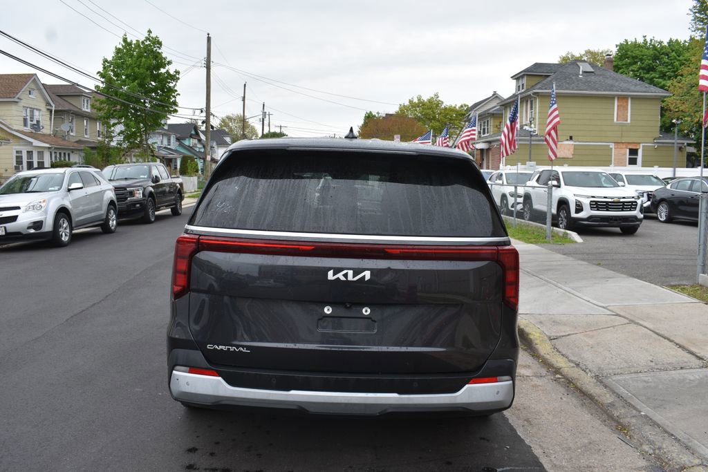 Used 2025 Kia Carnival FWD image 7