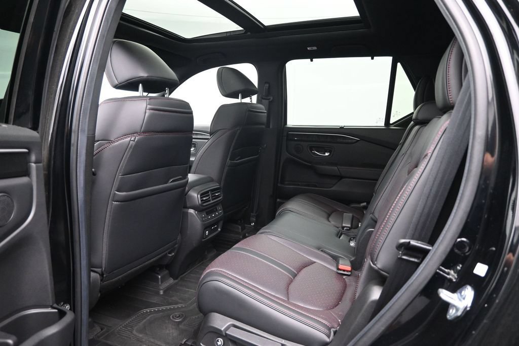 Used 2025 Honda Pilot Black Edition image 27