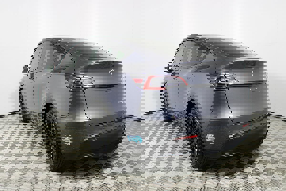 Used 2022 Tesla Model Y Long Range image 30