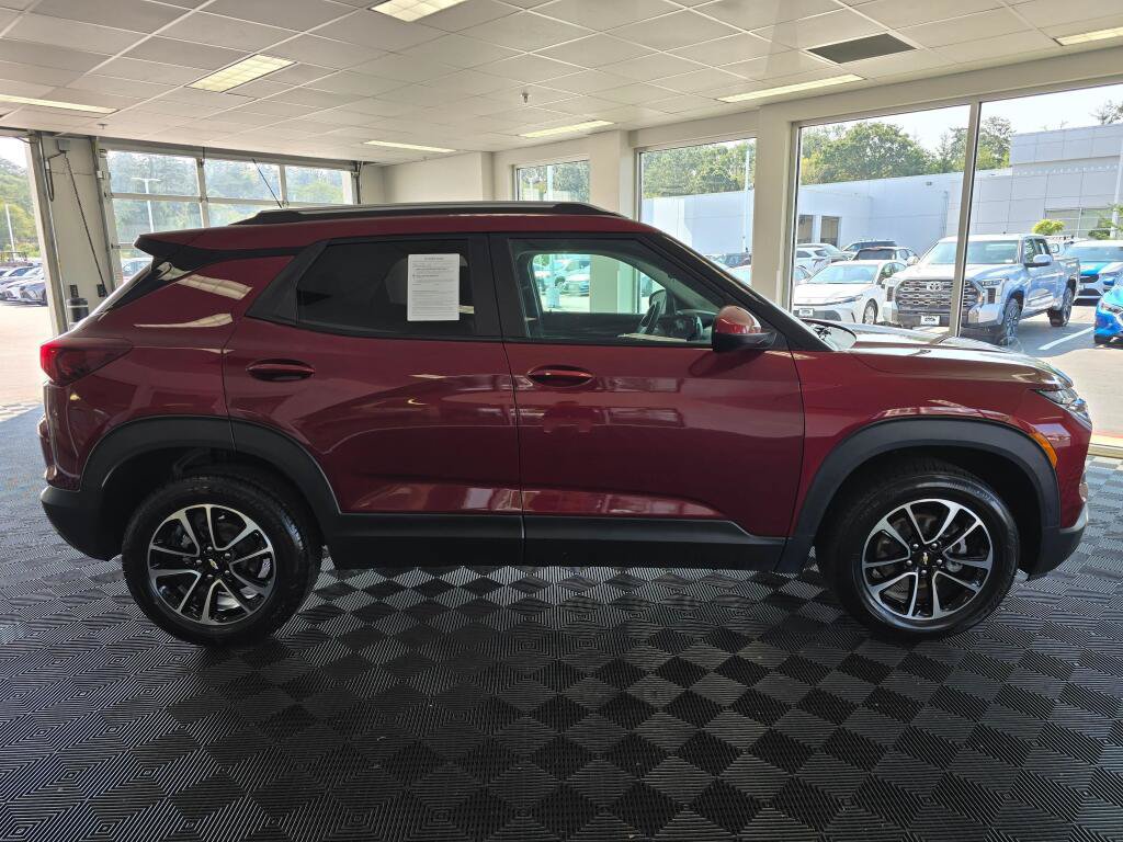 Used 2025 Chevrolet TrailBlazer LT AWD/4WD image 2