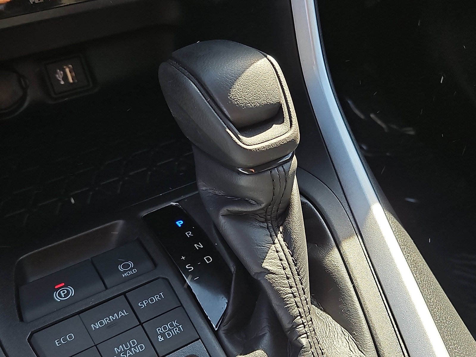 Used 2024 Toyota RAV4 LE AWD/4WD image 14