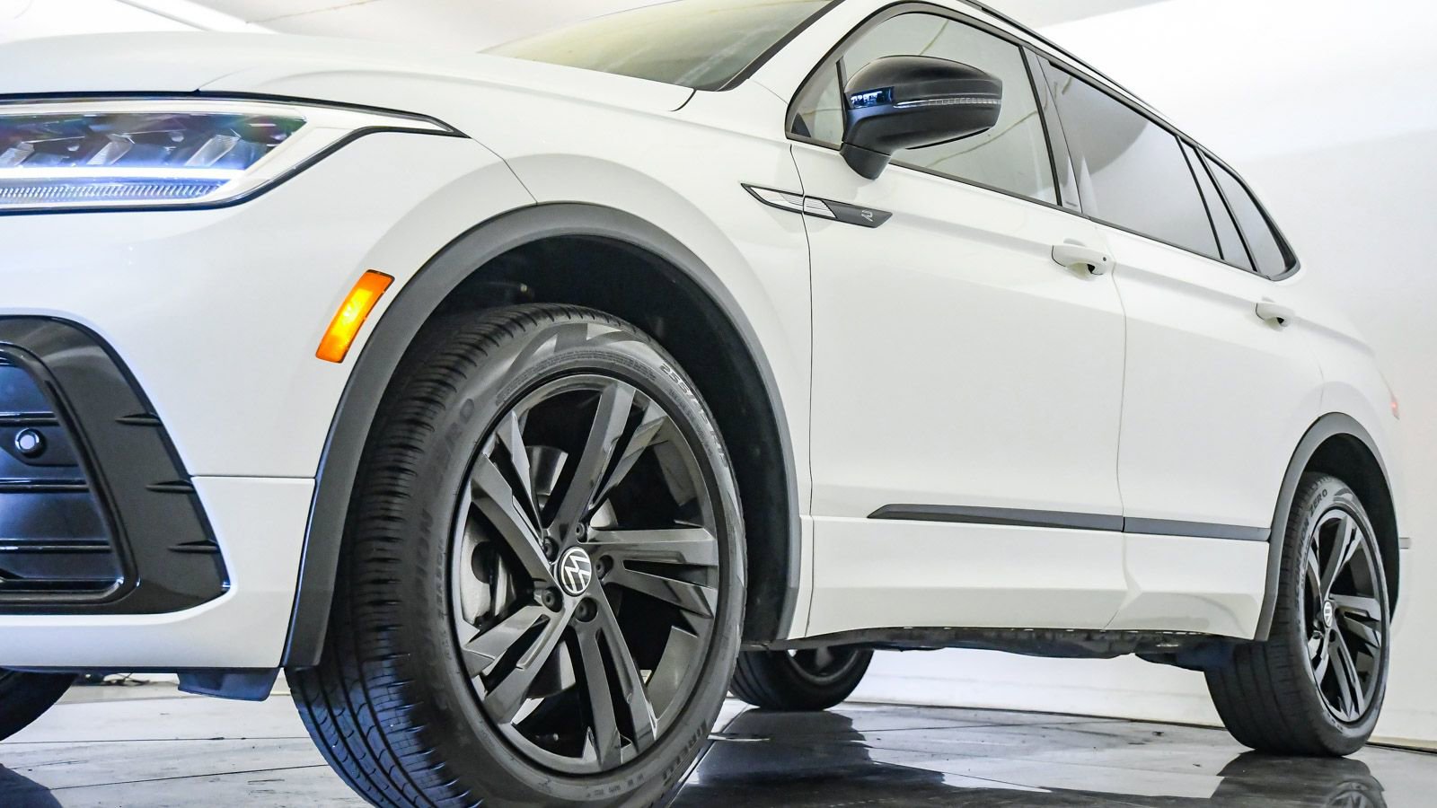 Used 2023 Volkswagen Tiguan SE R-Line image 10