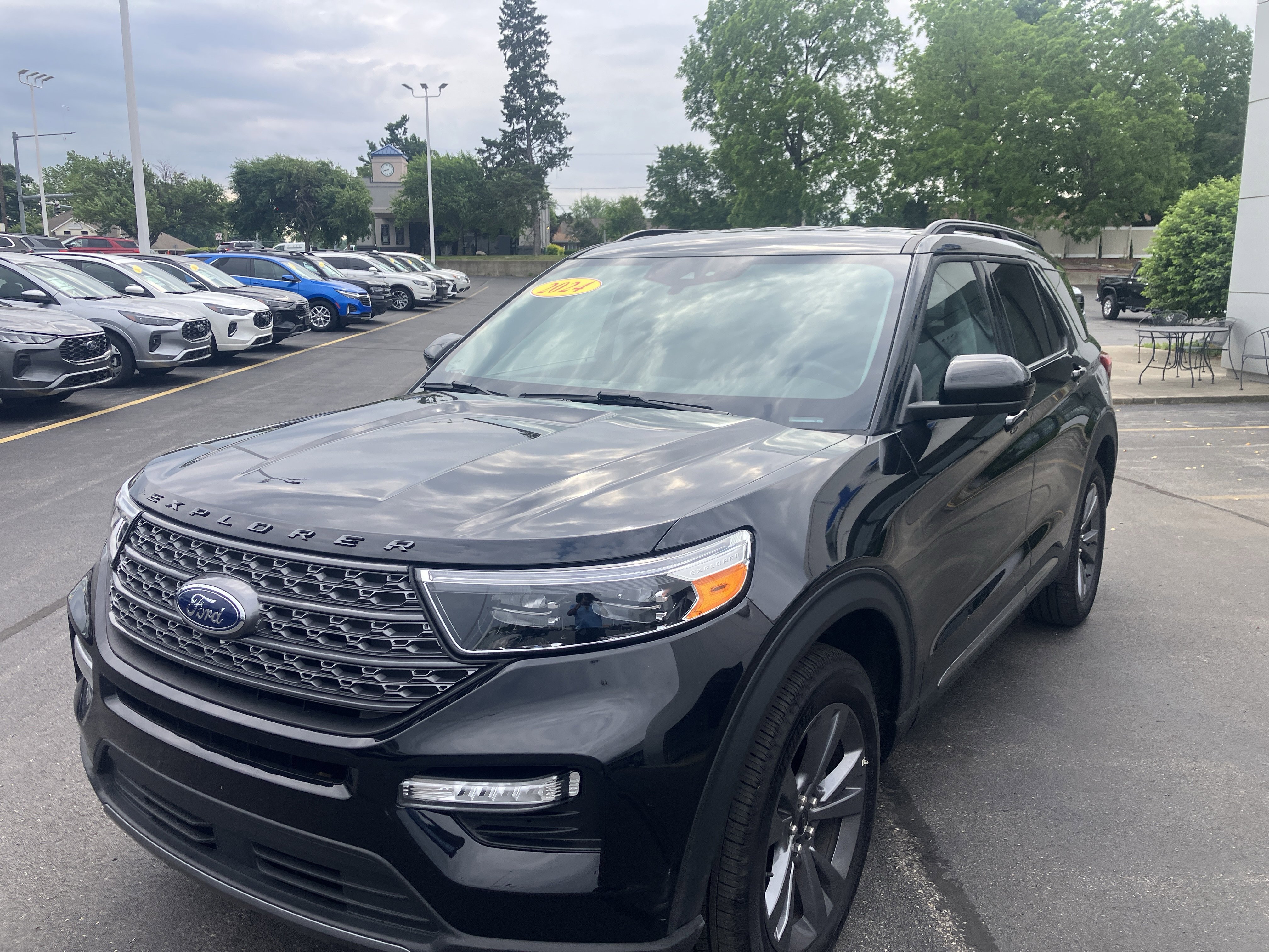 Used 2024 Ford Explorer XLT w/ Equipment Group 202A AWD/4WD image 3