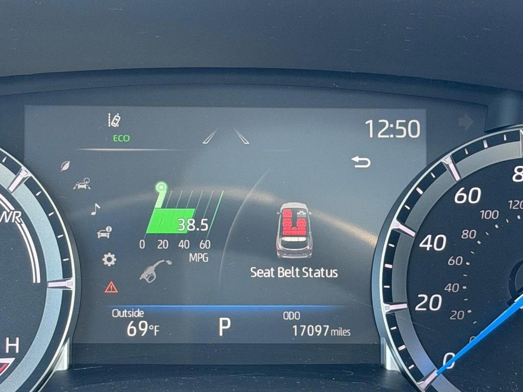Used 2022 Toyota Highlander XLE AWD/4WD image 22
