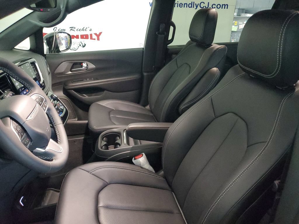 New 2027 Chrysler Pacifica Select FWD image 7