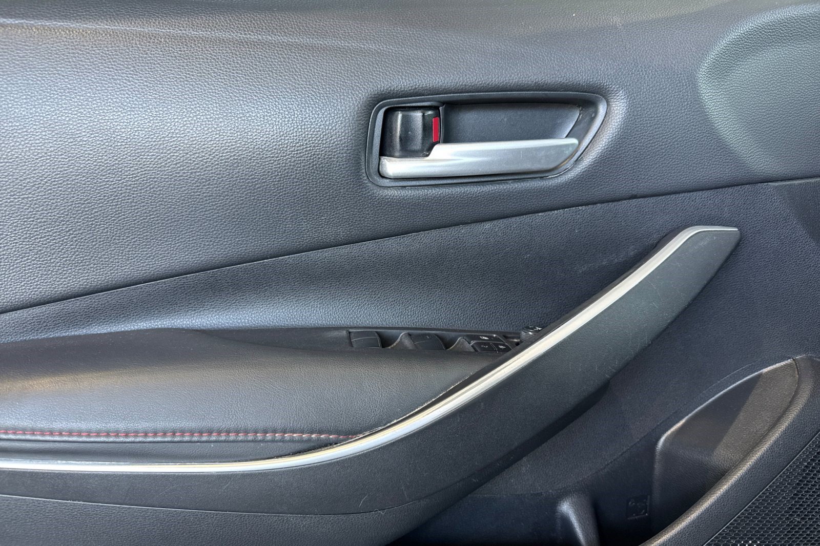 Used 2023 Toyota Corolla SE w/ Carpet Mat Package (TMS) FWD image 12