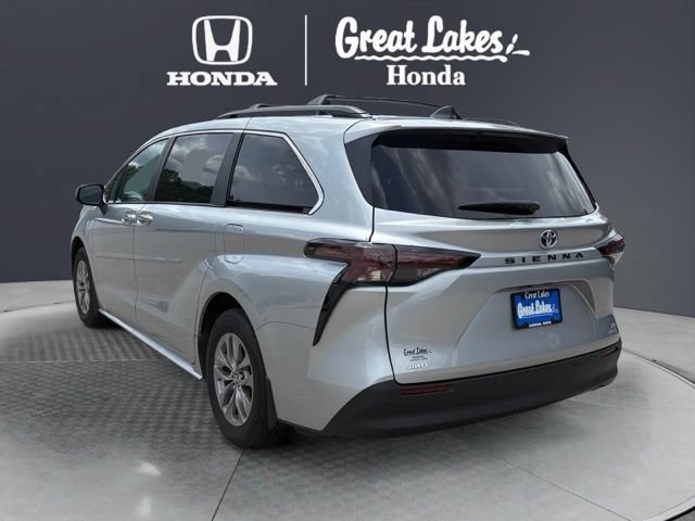Used 2024 Toyota Sienna XLE w/ XLE Plus Package AWD/4WD image 4