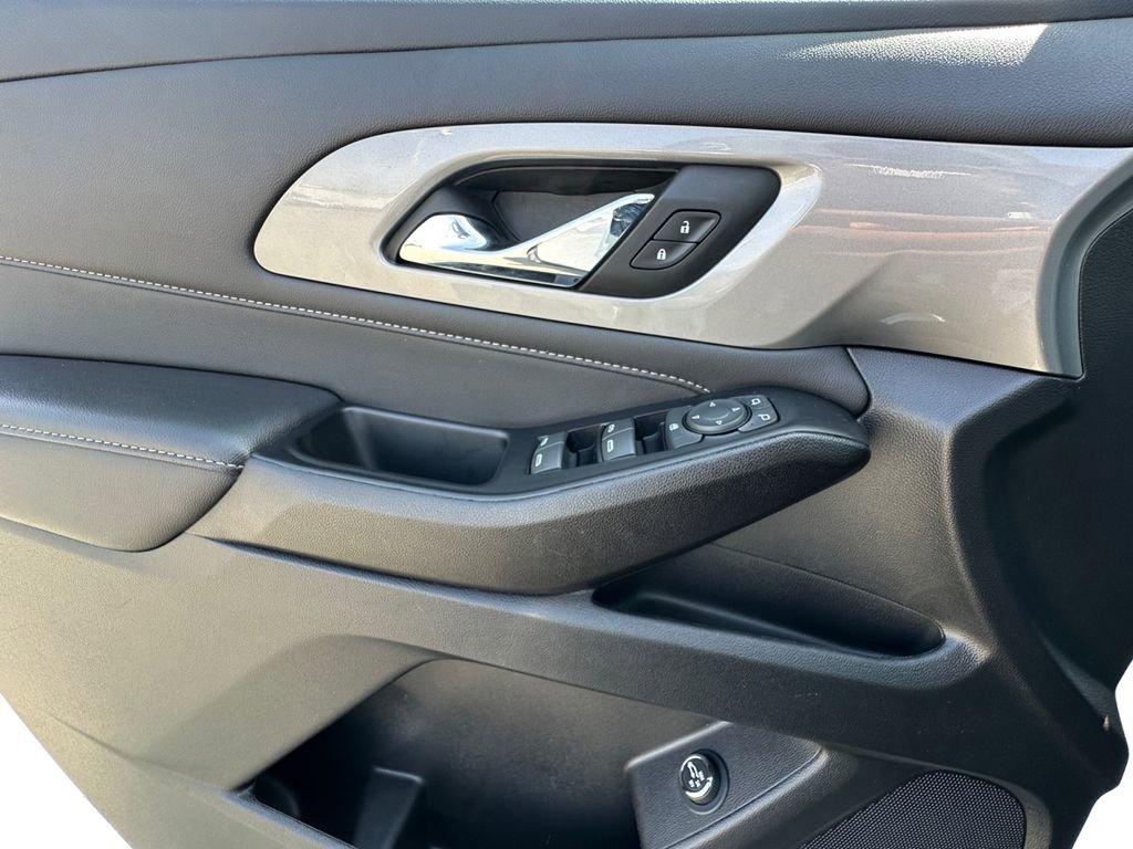 Used 2023 Chevrolet Traverse LT image 11