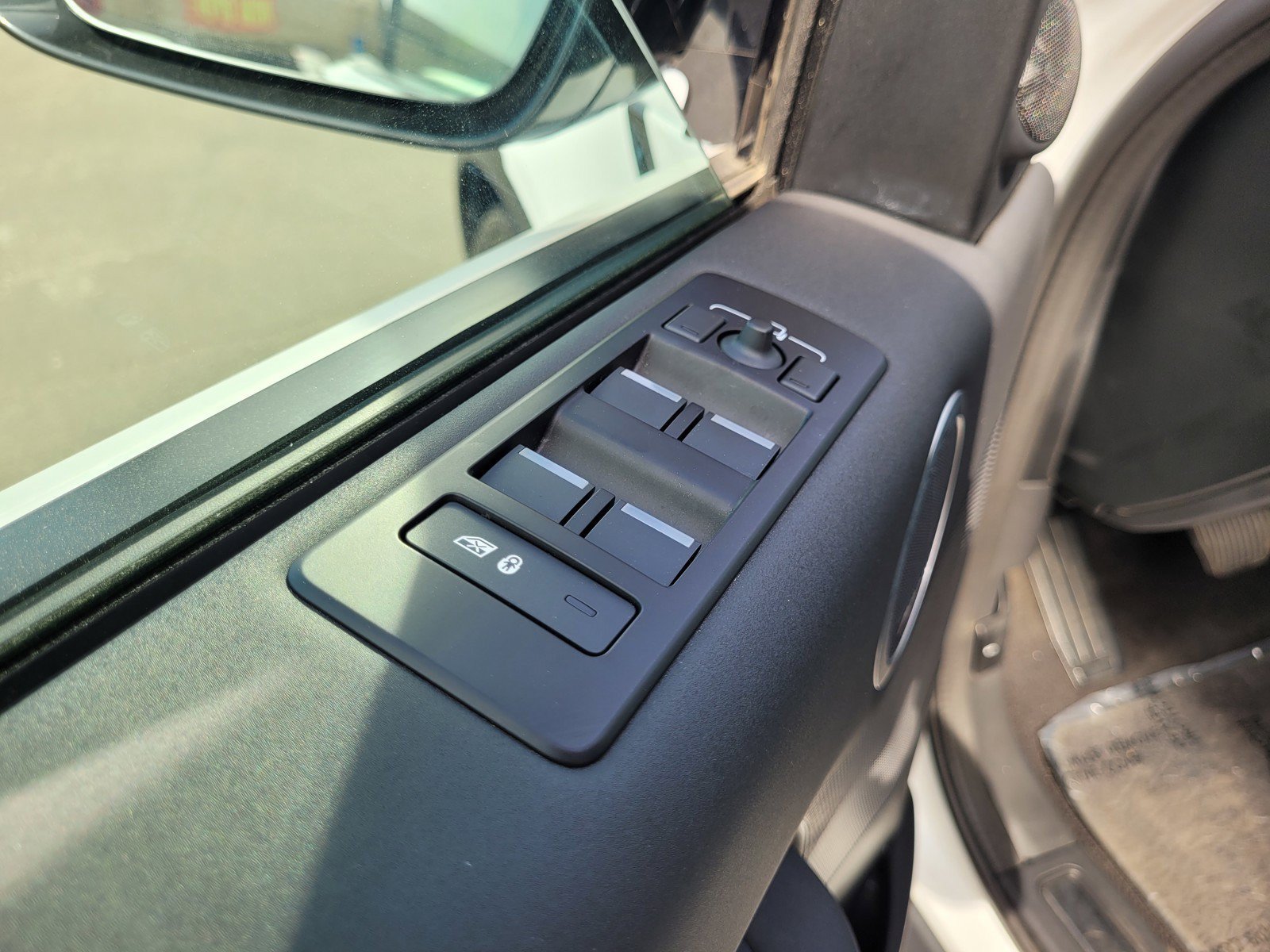 Used 2024 Land Rover Discovery S AWD/4WD image 26