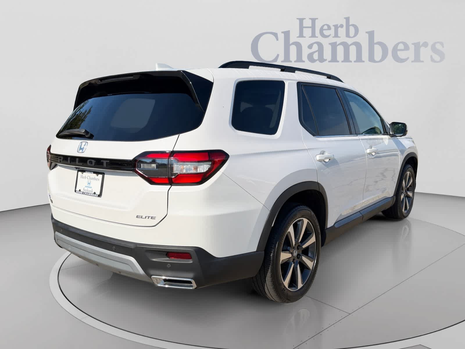 Used 2024 Honda Pilot Elite image 3