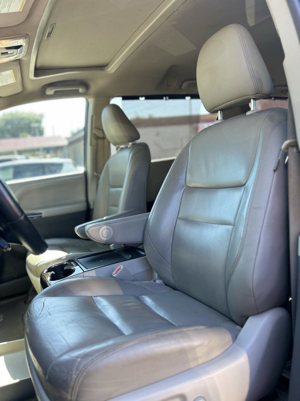 Used 2015 Toyota Sienna XLE w/ XLE Navigation Package FWD image 9
