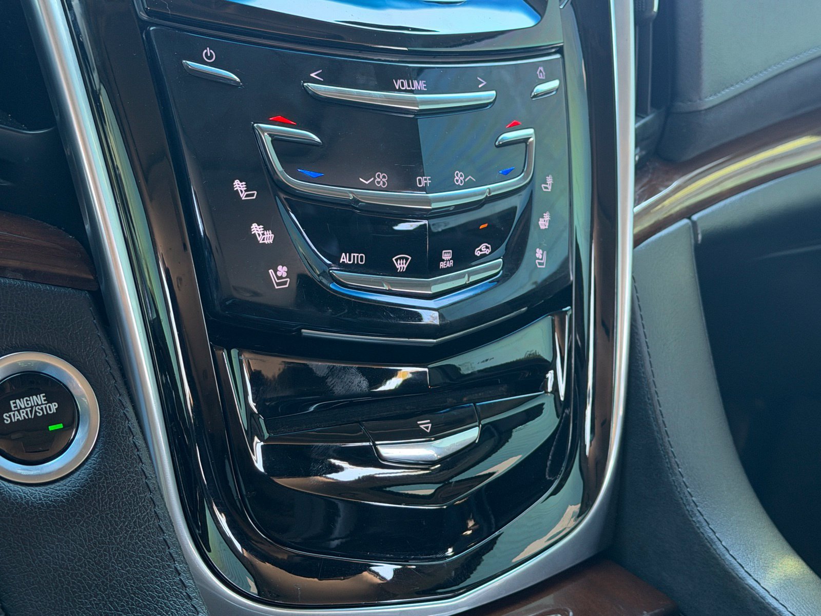 Used 2020 Cadillac Escalade Luxury AWD/4WD image 28