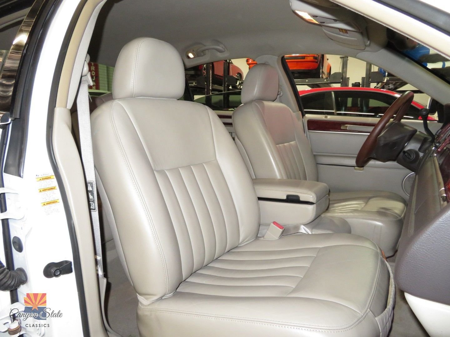 Used 2003 Lincoln Town Car Executive image 5