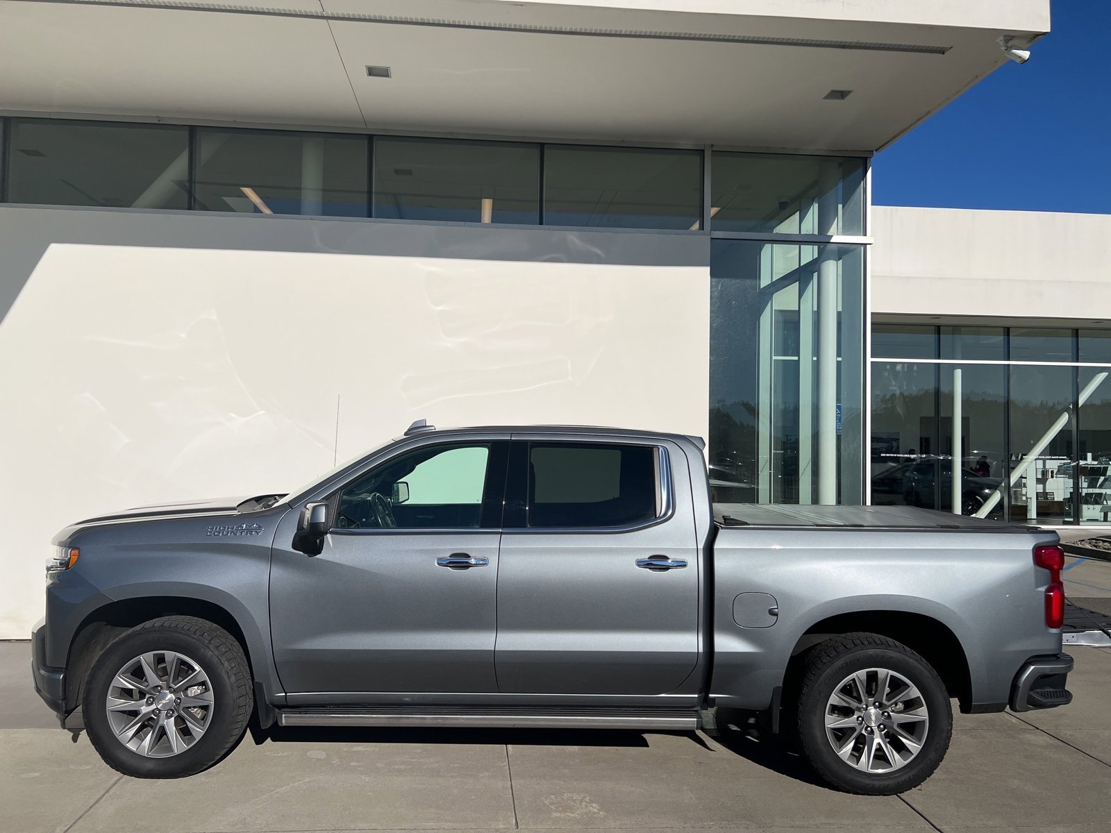 Used 2019 Chevrolet Silverado 1500 High Country w/ Technology Package image 3