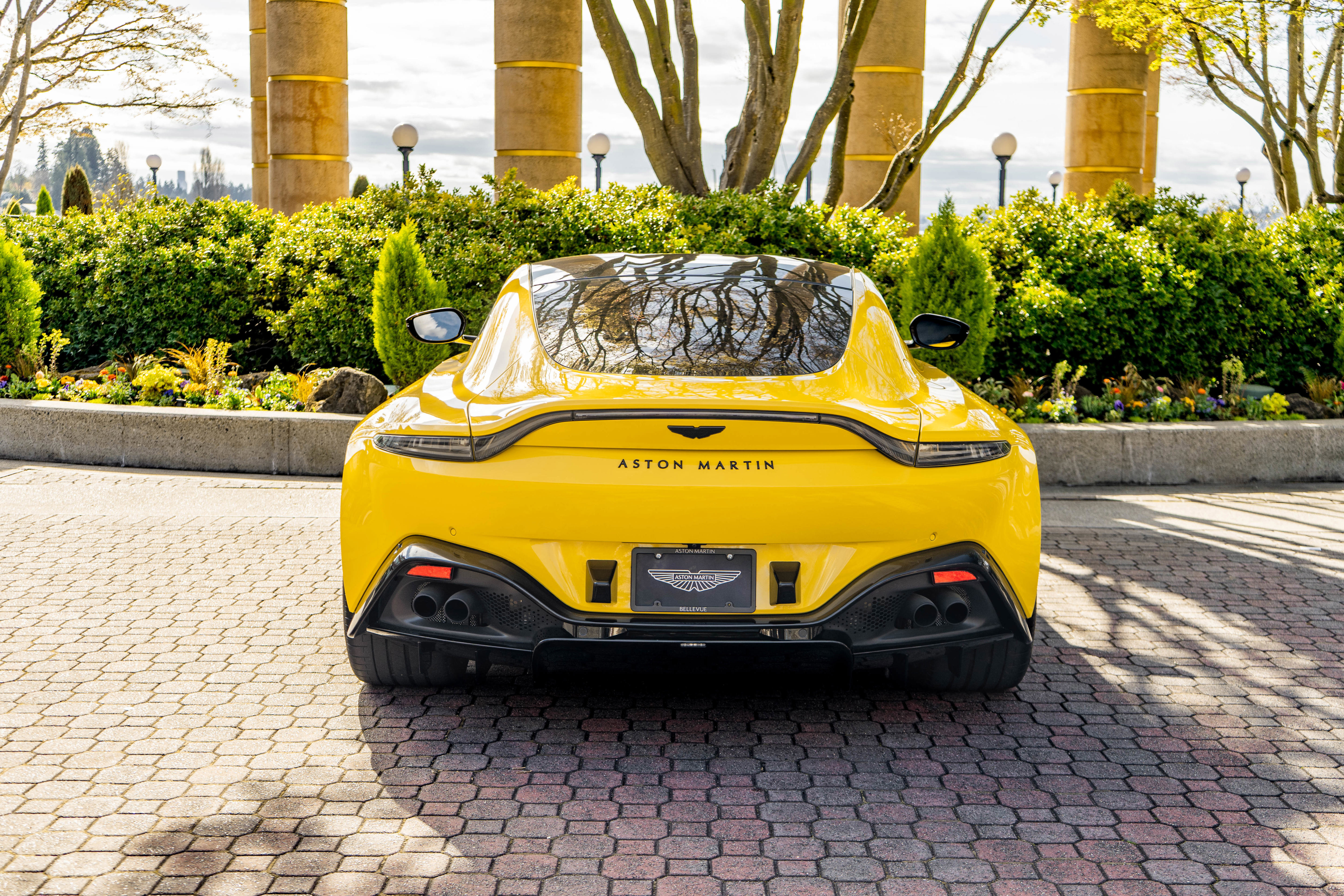 Used 2023 Aston Martin V8 Vantage Coupe image 35