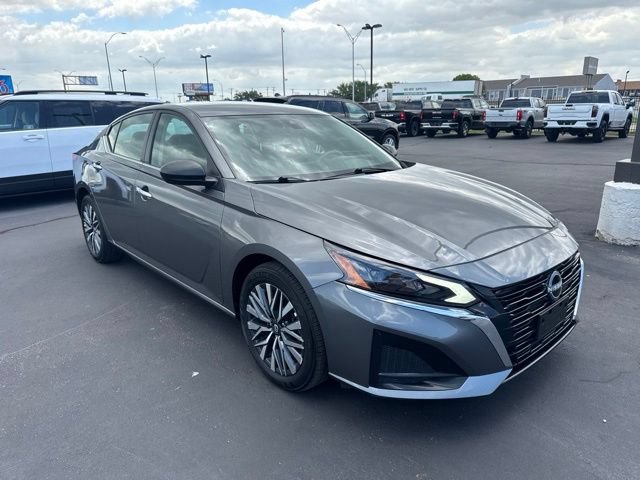 Used 2025 Nissan Altima 2.5 SV FWD image 1
