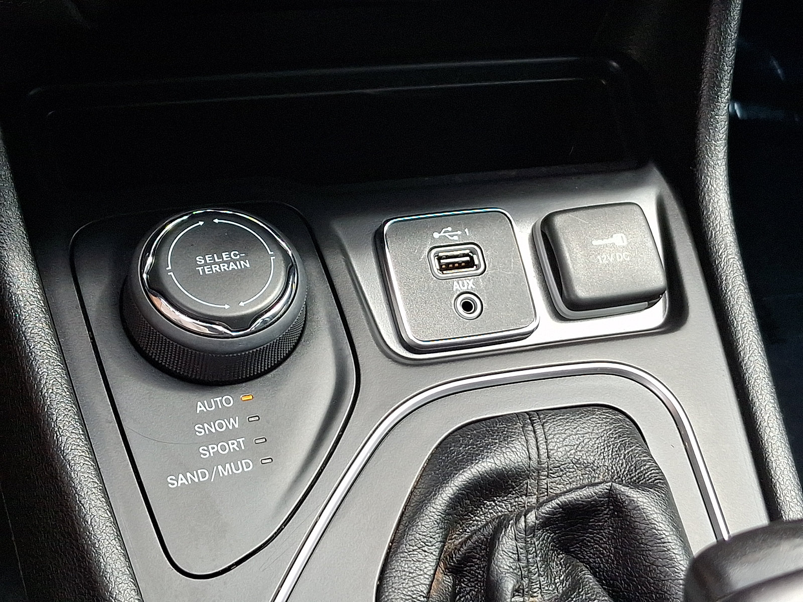 Used 2019 Jeep Cherokee Latitude Plus w/ Cold Weather Group AWD/4WD image 24