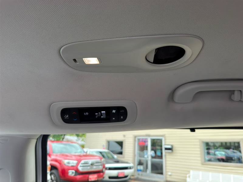 Used 2024 Chrysler Pacifica Touring-L FWD image 18