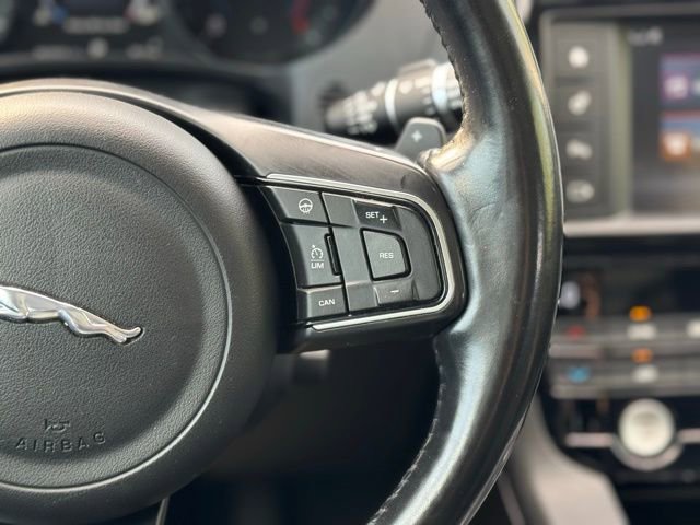 Used 2018 Jaguar F-PACE Premium image 24