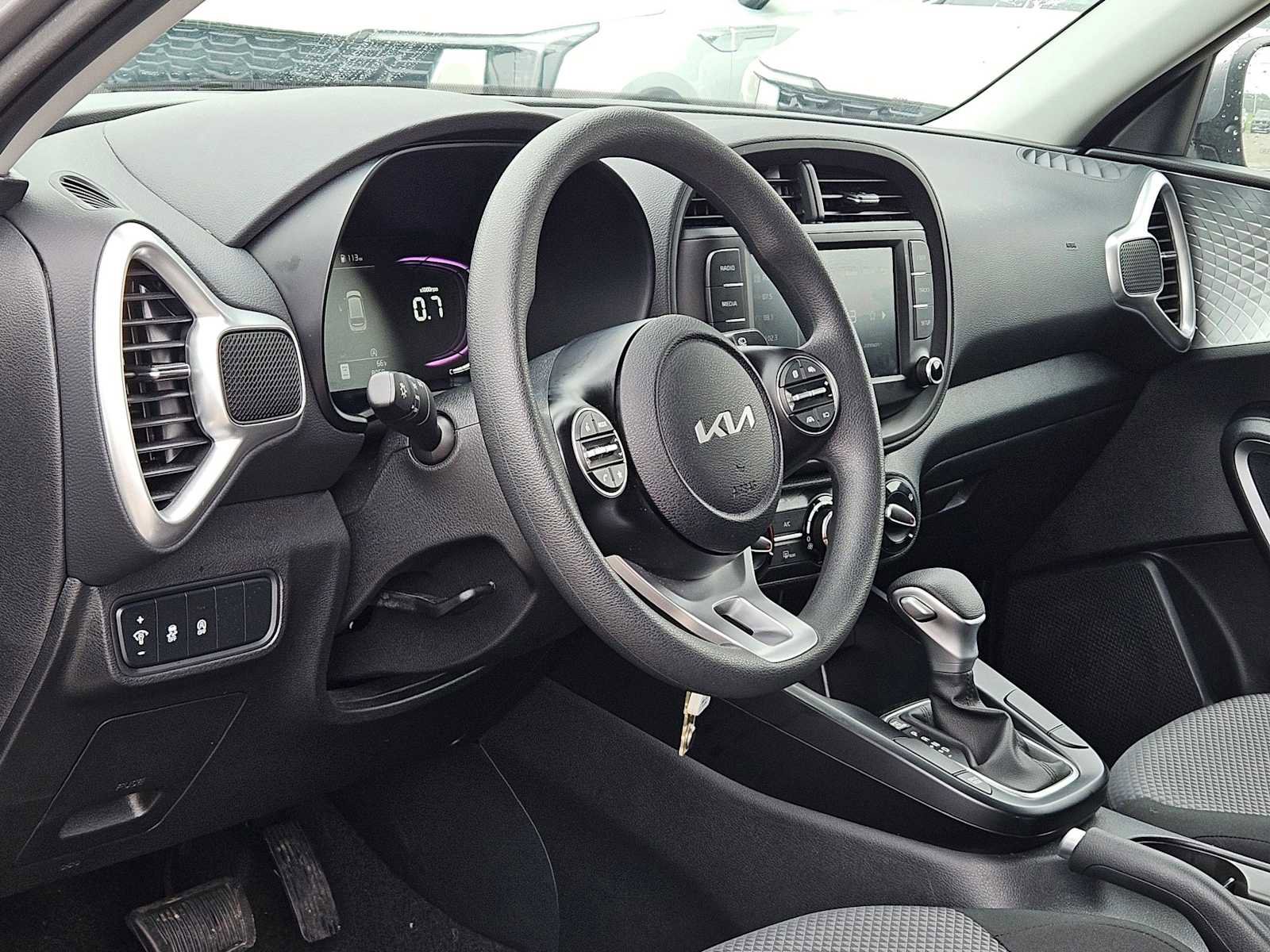 Certified 2025 Kia Soul LX w/ LX Technology Package FWD image 2