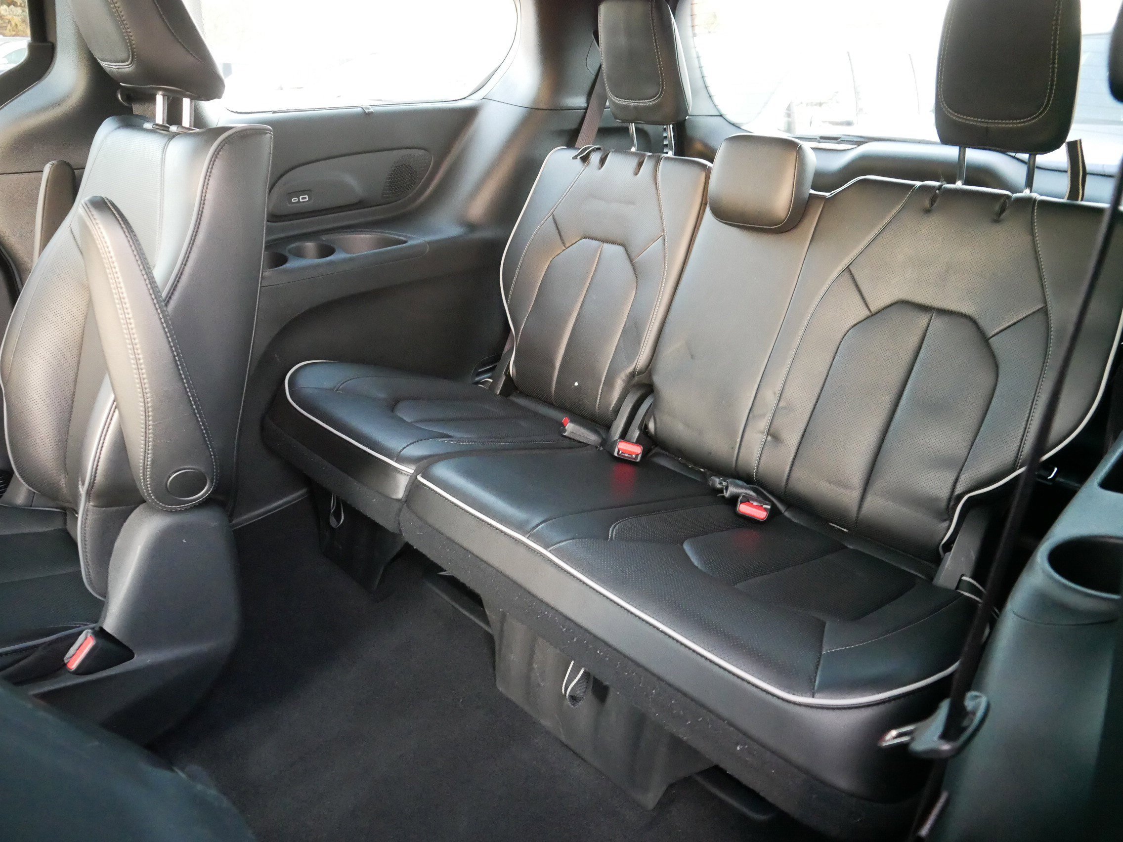 Used 2022 Chrysler Pacifica Limited w/ Uconnect Theater Family Group image 35