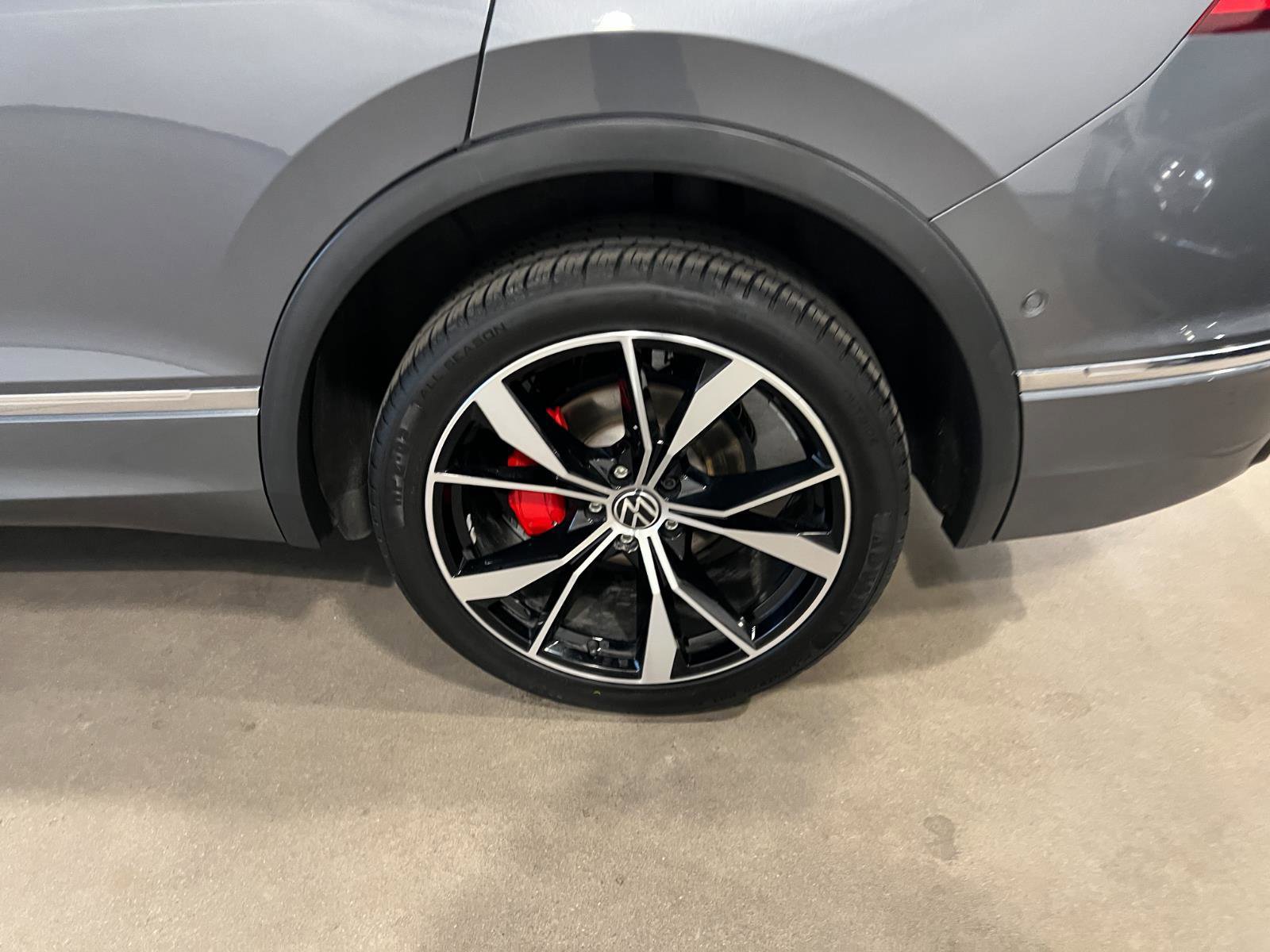 Used 2022 Volkswagen Tiguan SEL R-Line image 42