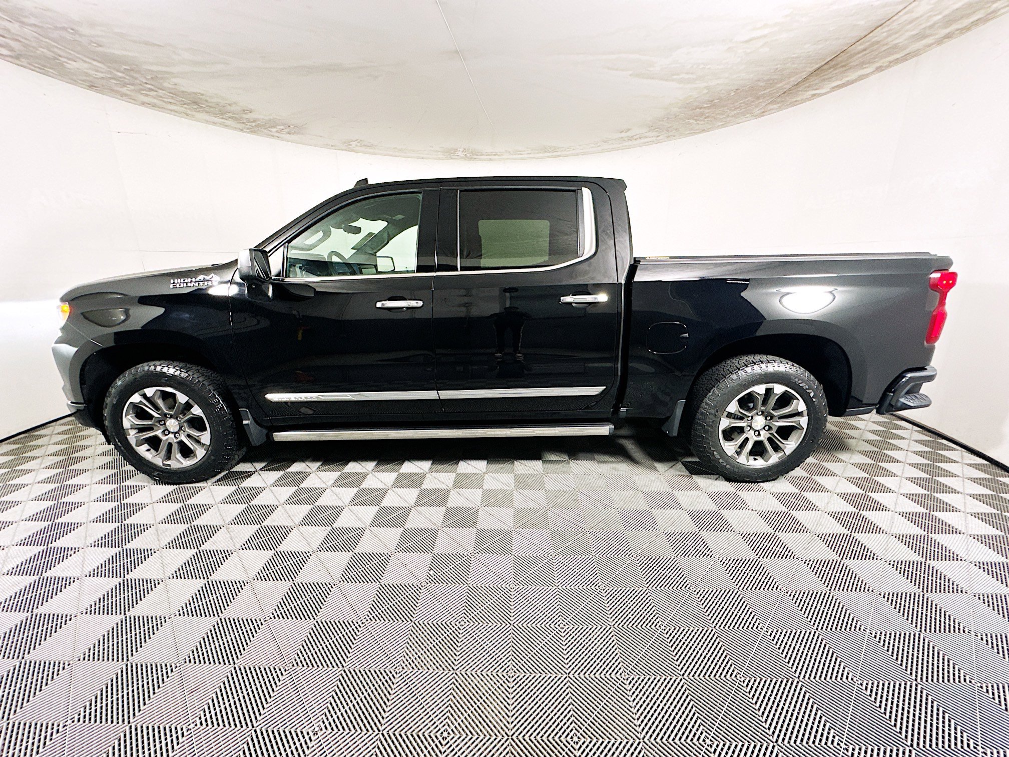 Used 2023 Chevrolet Silverado 1500 High Country w/ Technology Package AWD/4WD image 6