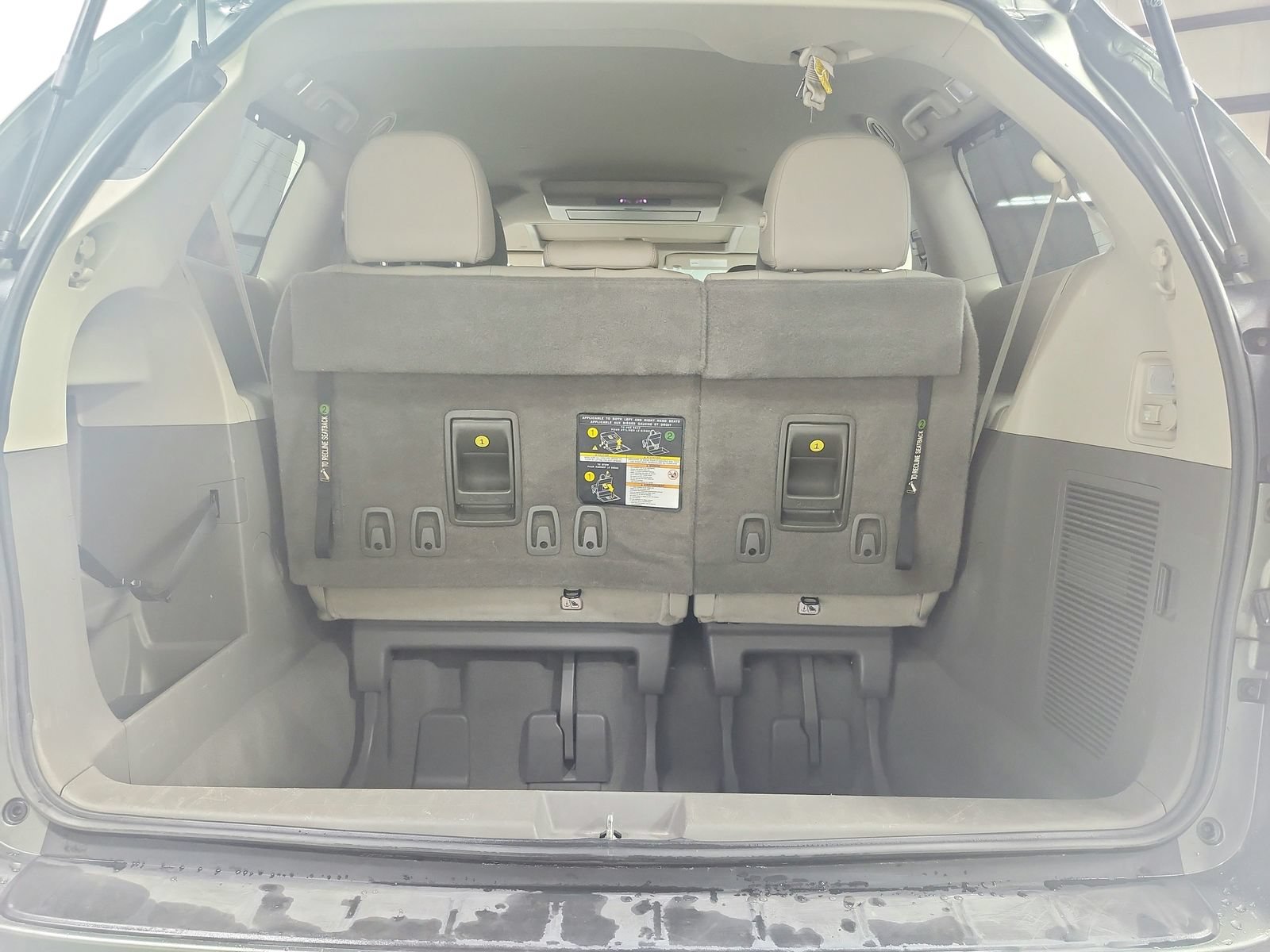 Used 2020 Toyota Sienna XLE Premium FWD image 47