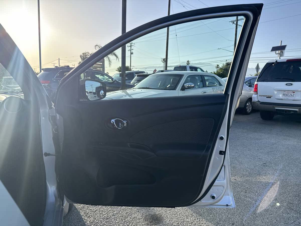 Used 2015 Nissan Versa SV FWD image 16