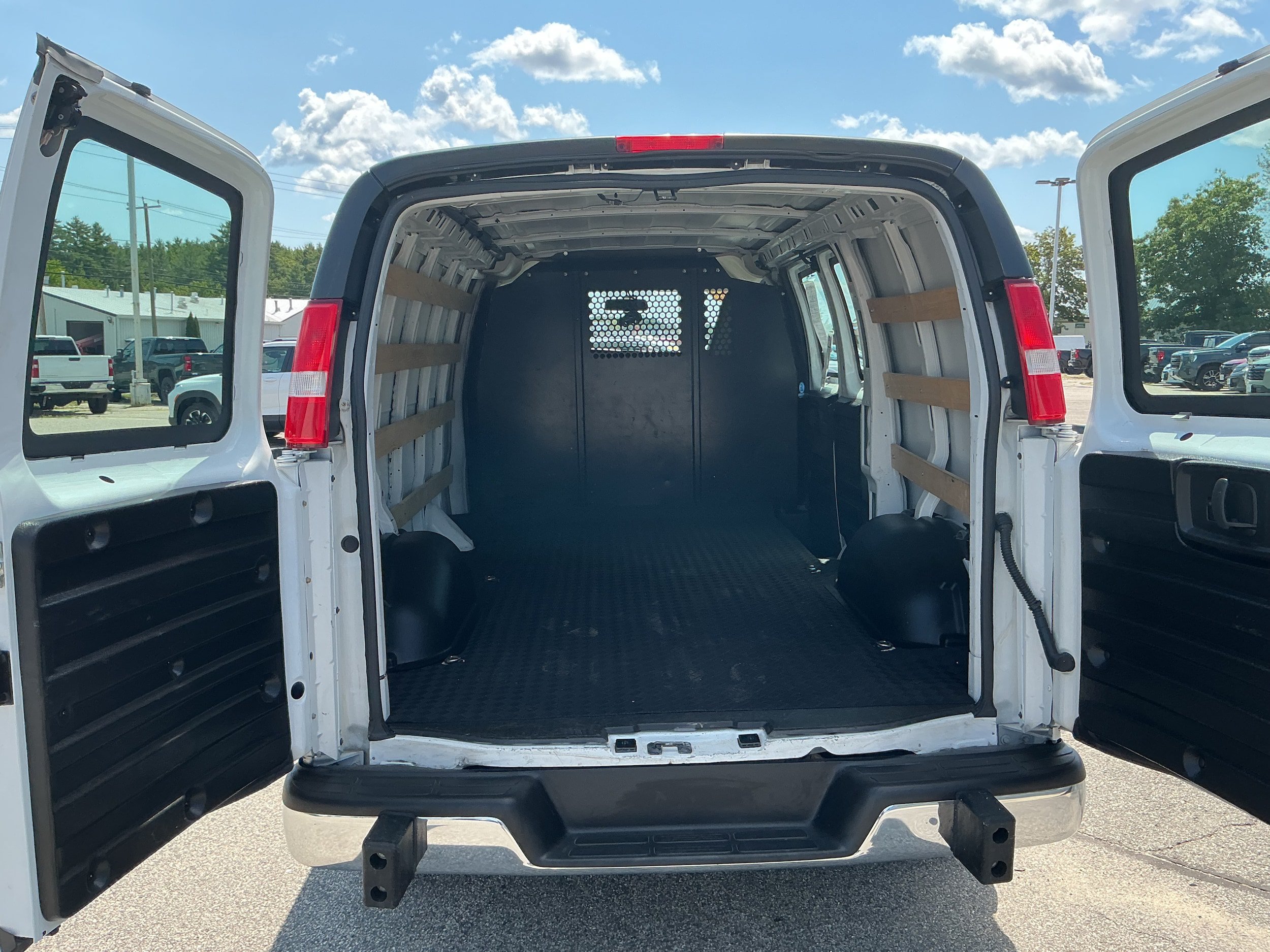 Certified 2022 Chevrolet Express 2500 w/ Driver Convenience Package RWD image 8