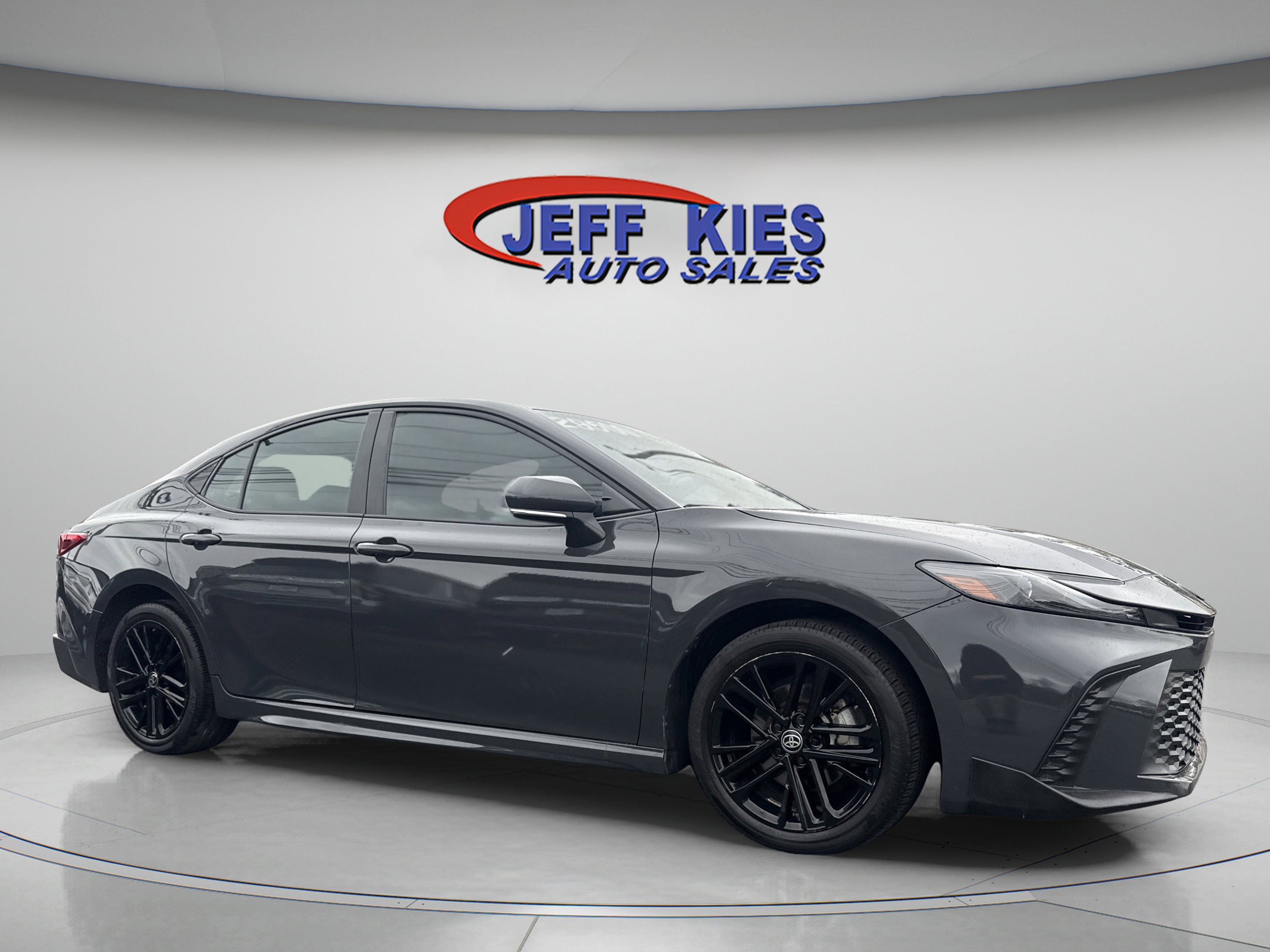 Used 2025 Toyota Camry SE AWD/4WD image 3