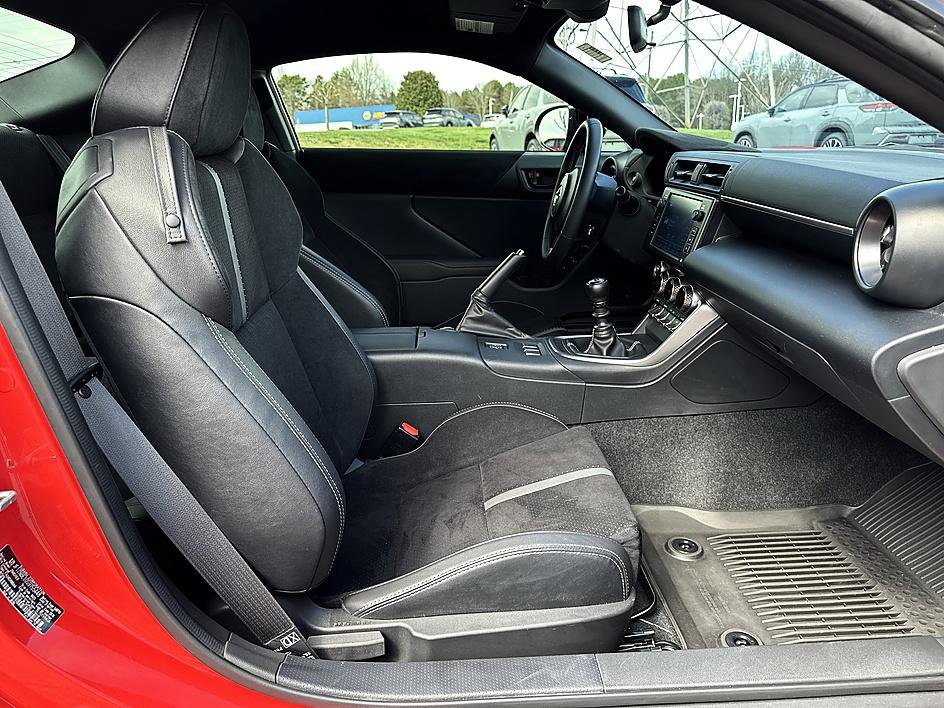 Used 2025 Toyota GR86 Premium w/ Performance Package image 18