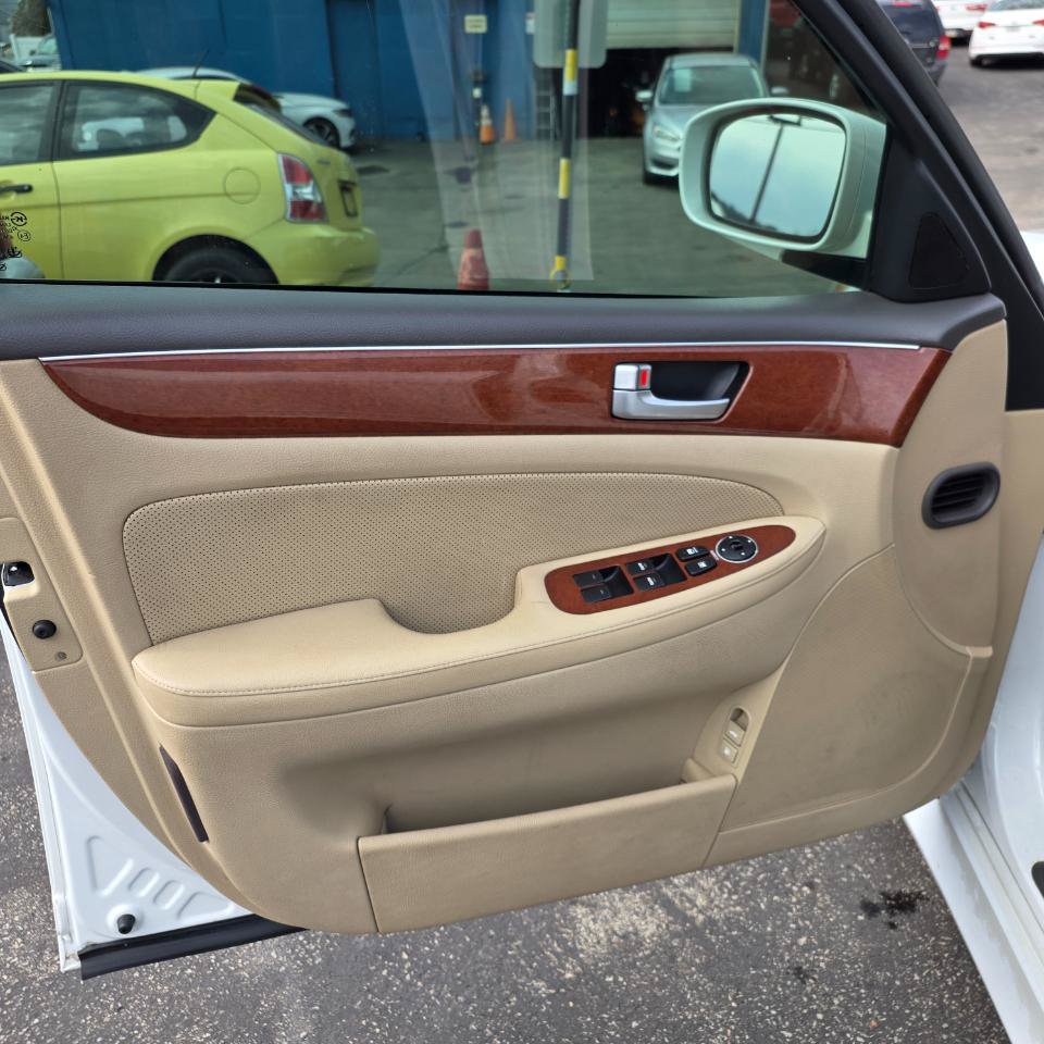 Used 2013 Hyundai Genesis 3.8 RWD image 27