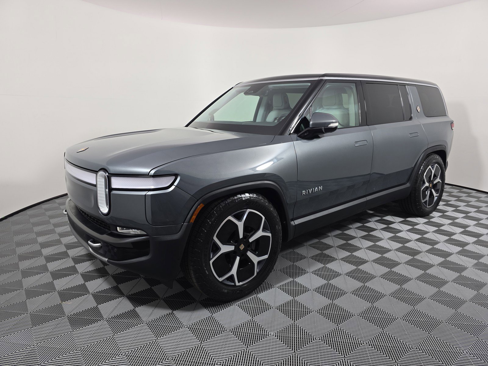 Used 2024 Rivian R1S Adventure AWD/4WD image 1