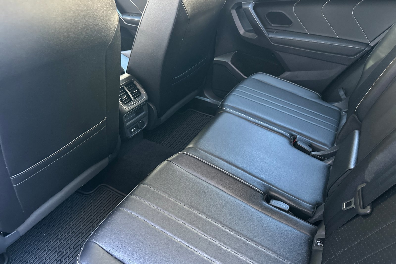 Used 2022 Volkswagen Tiguan SE image 9