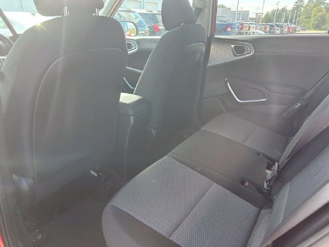 Used 2025 Kia Soul LX w/ LX Technology Package FWD image 9