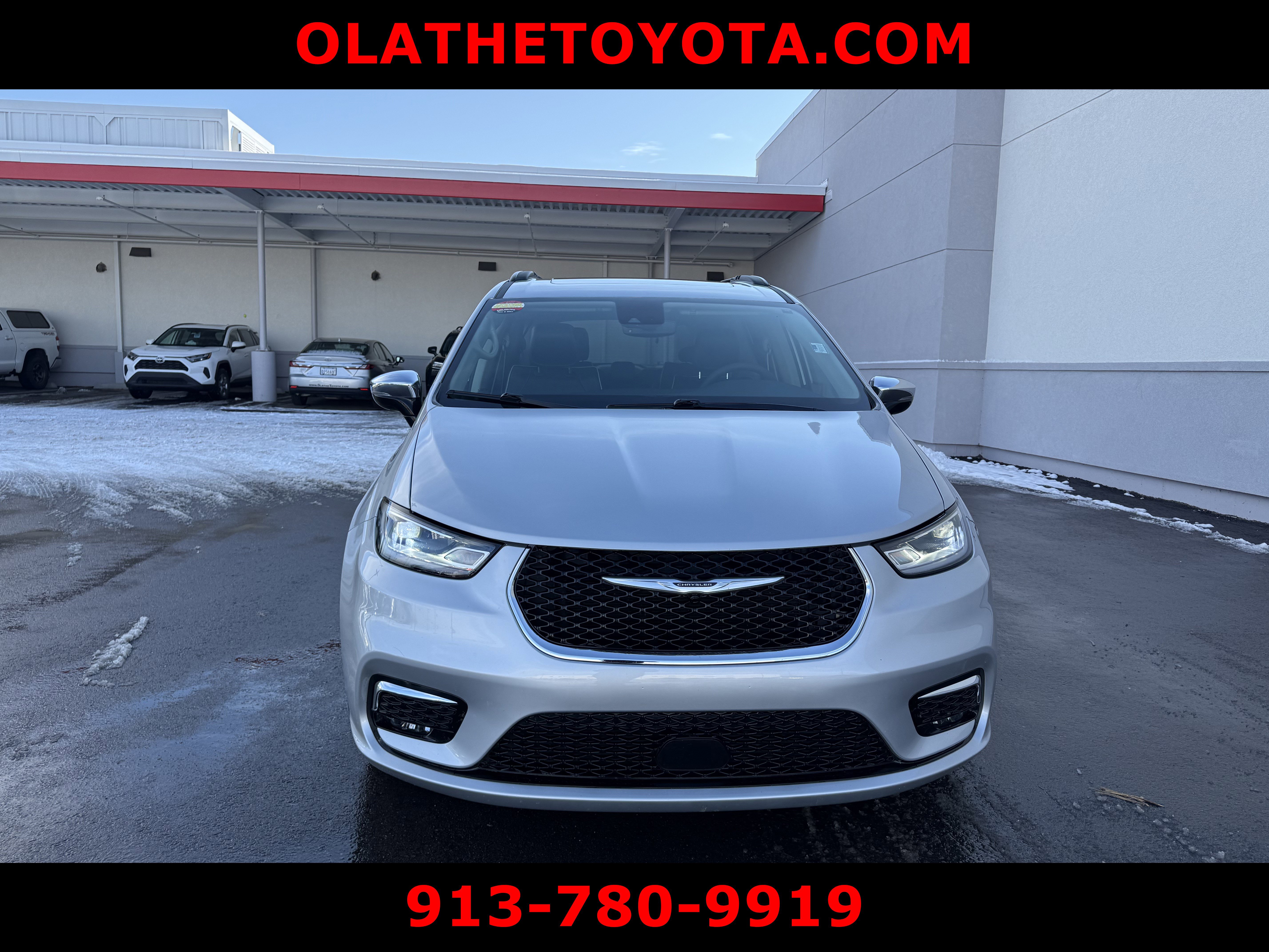 Used 2023 Chrysler Pacifica Limited image 3