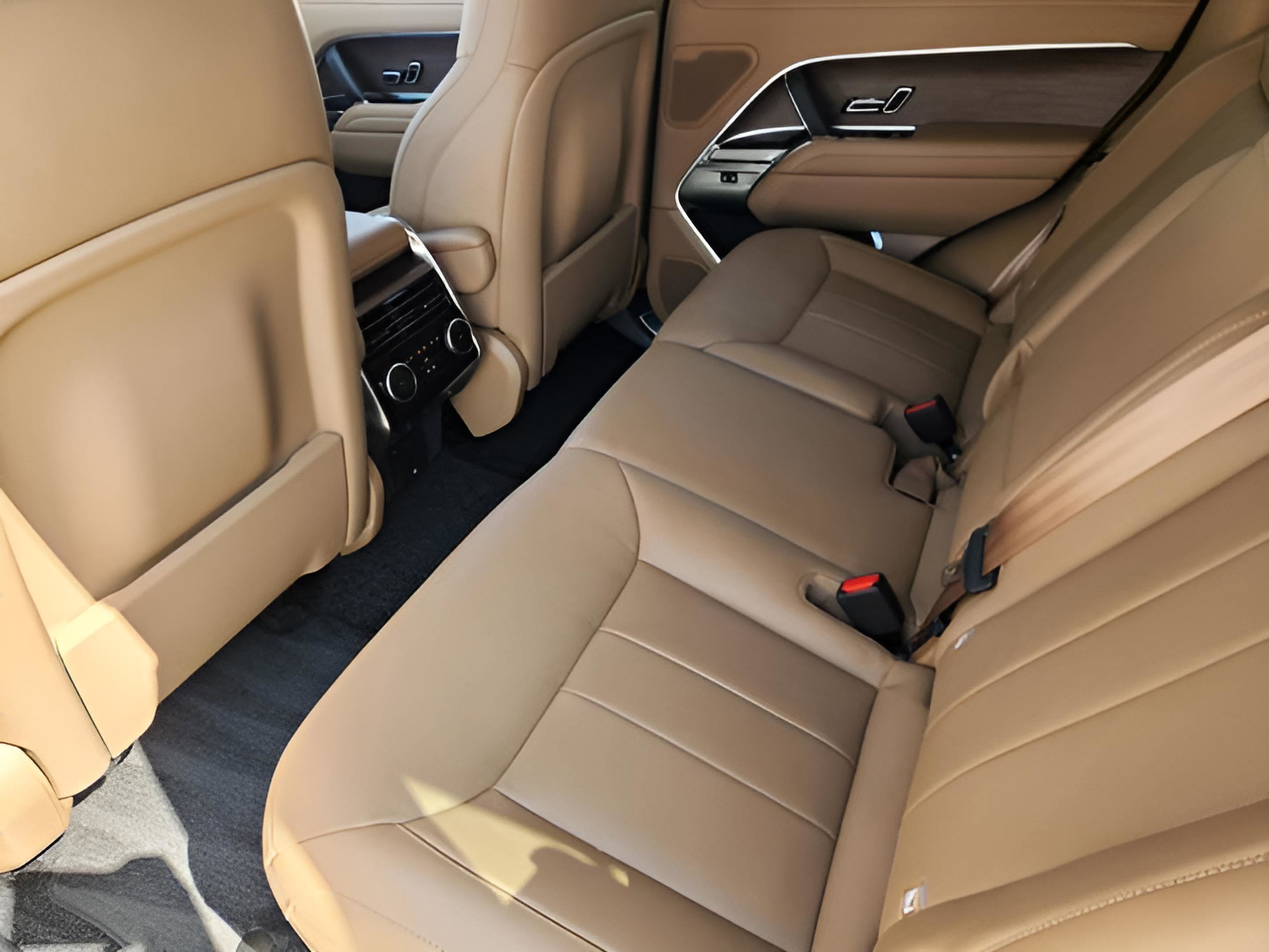 Certified 2025 Land Rover Range Rover SE image 30