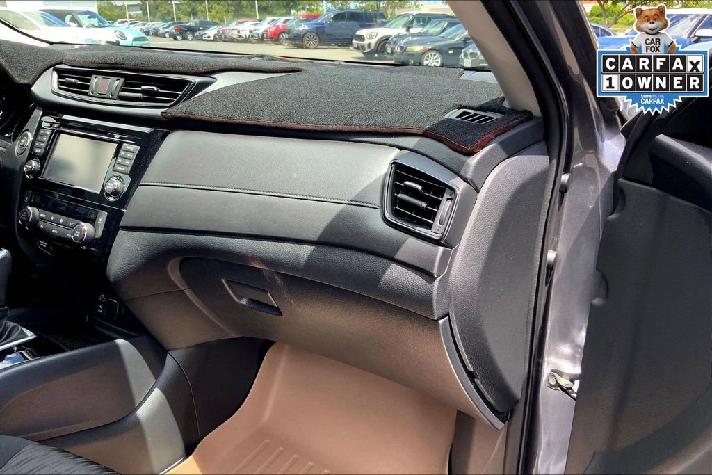 Used 2017 Nissan Rogue SV w/ SV Premium Package image 16