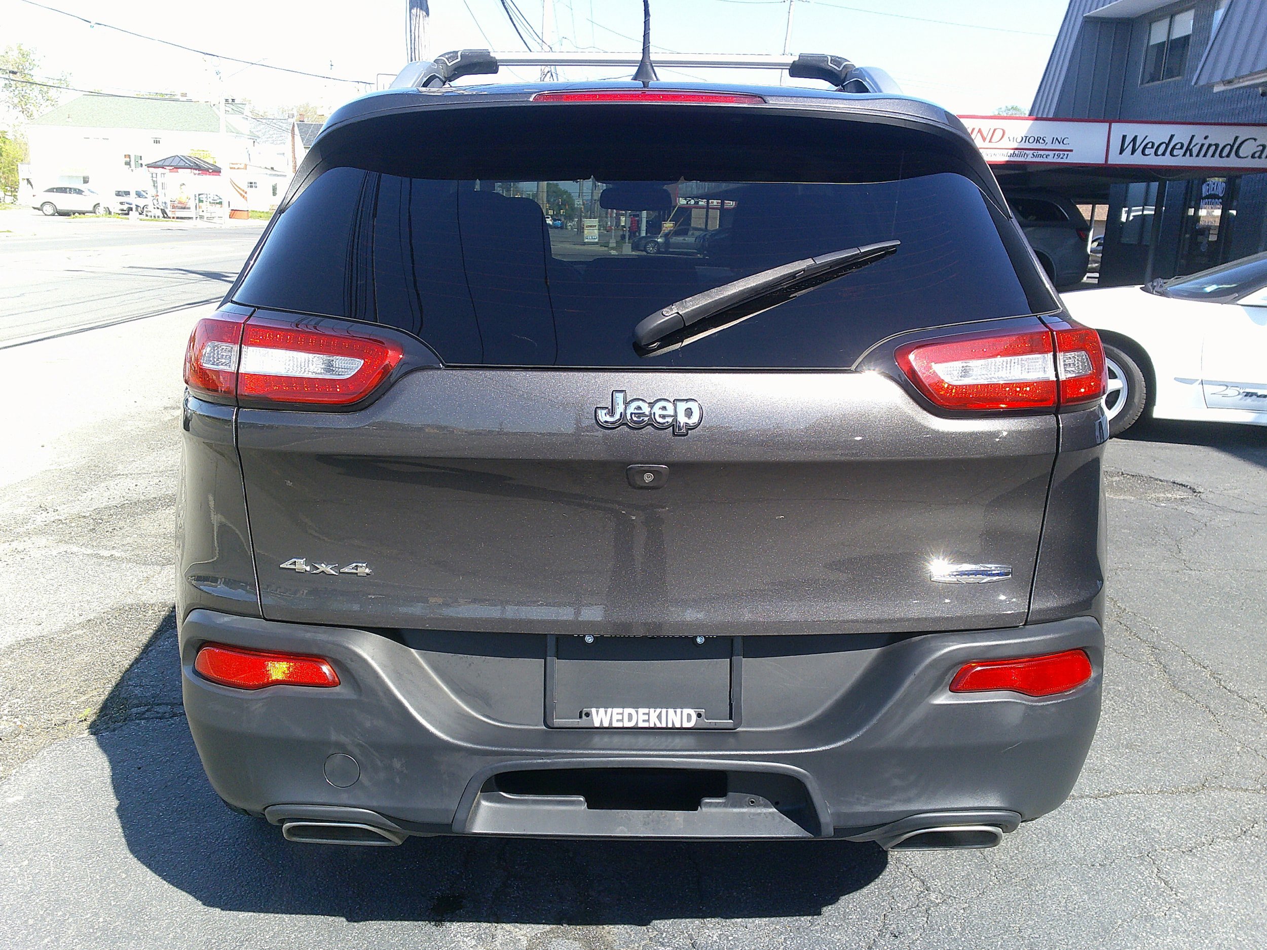 Used 2017 Jeep Cherokee Latitude w/ Cold Weather Group AWD/4WD image 4
