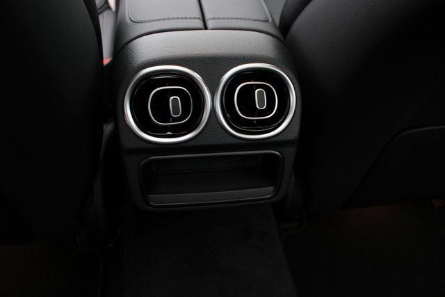New 2025 Mercedes-Benz C 300 4MATIC Sedan image 32