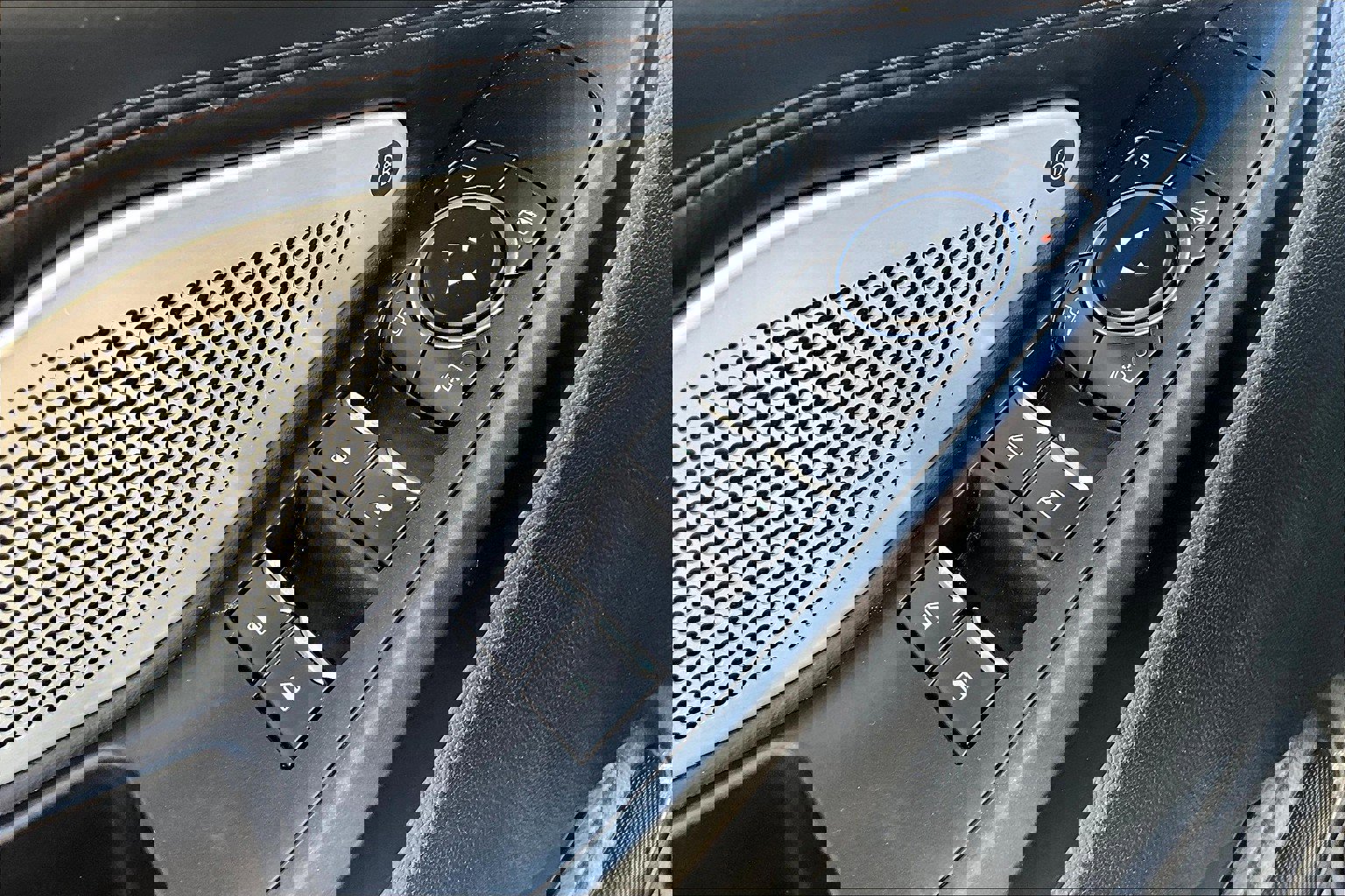 Used 2020 Ford Explorer Platinum w/ Premium Technology Package image 35