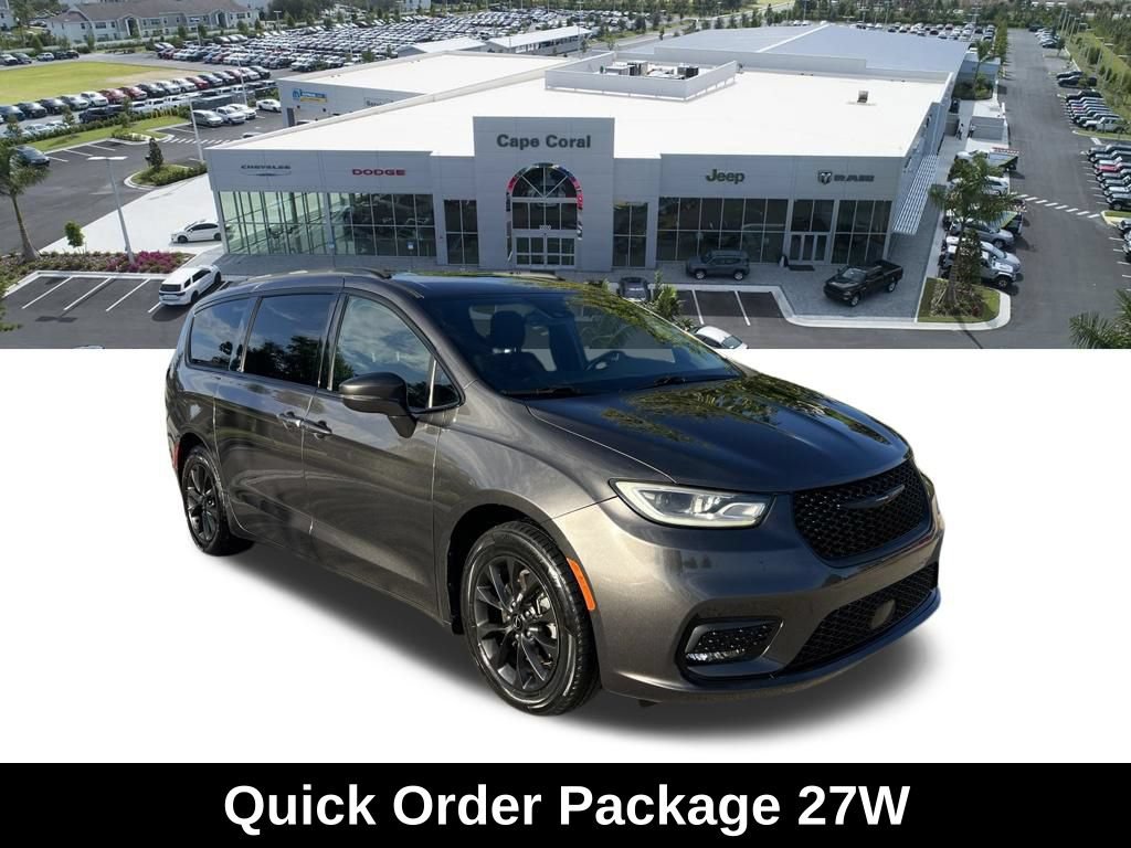 Used 2021 Chrysler Pacifica Touring w/ S Appearance Package FWD image 3
